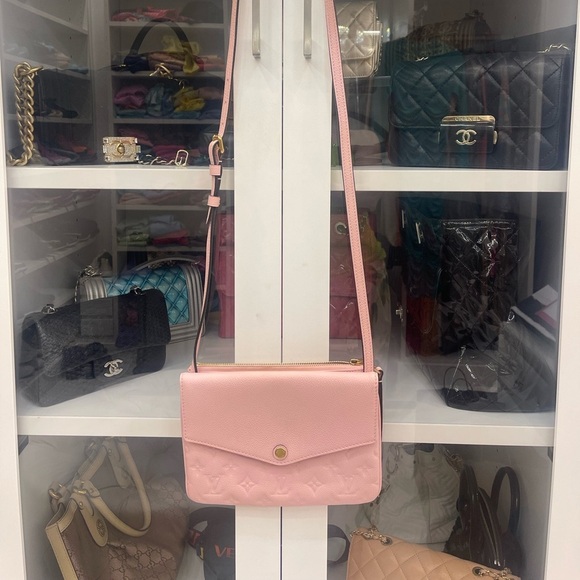 Authentic monogram Louis Vuitton crossbody - Picture 3 of 8